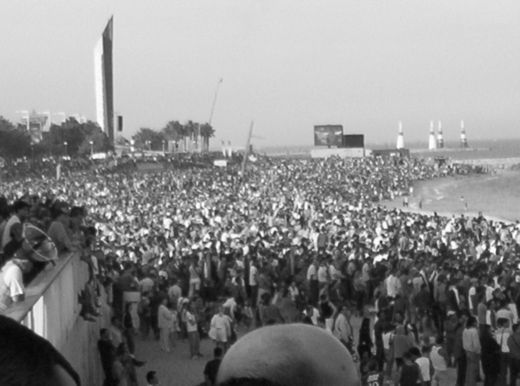 mucha gente y un calvo en primer plano